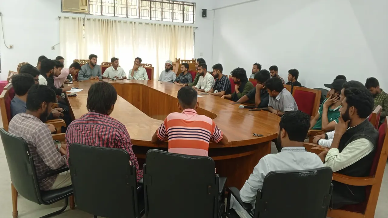 চট্টগ্রাম বিশ্ববিদ্যালয়ের ১০টি ছাত্র সংগঠনের উপস্থিত প্রতিনিধিরা। ছবি : সংগৃহীত