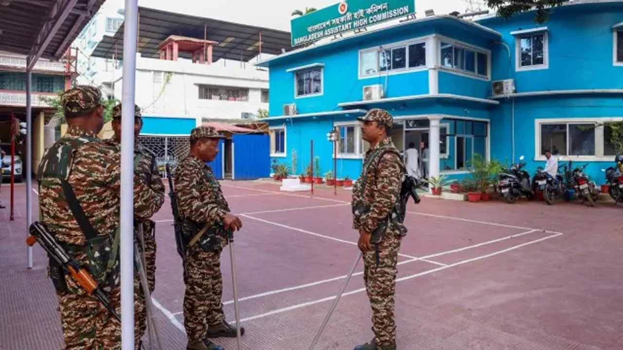 সহকারী হাইকমিশনে নিরাপত্তা কর্মকর্তারা। ছবি : সংগৃহীত