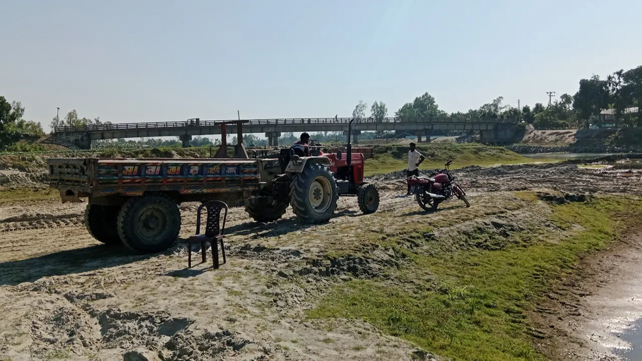 রংপুরের ঘাগট নদী থেকে ট্রাক্টরে নিয়ে যাওয়া হচ্ছে মাটি। ছবি : কালবেলা