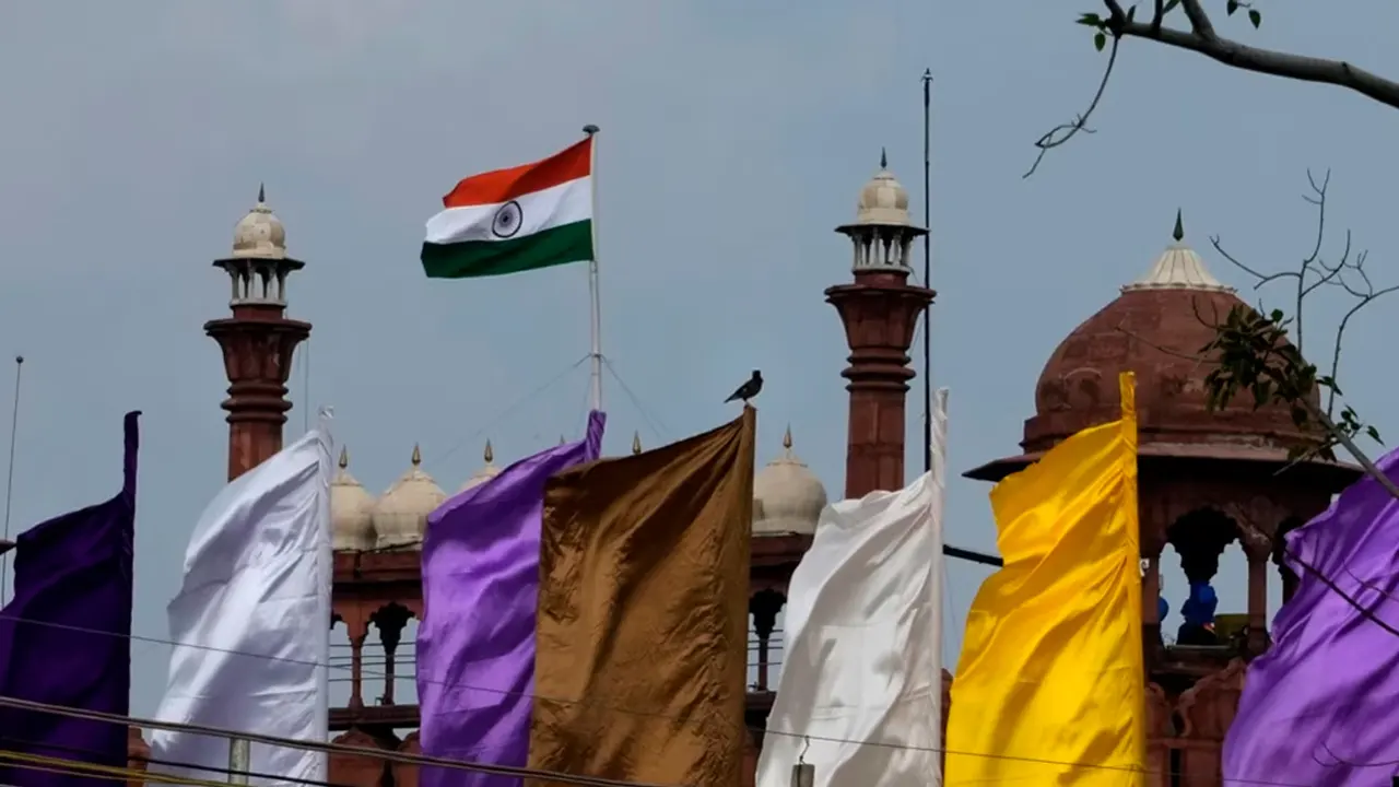 লাল কেল্লায় ভারতের পতাকা উড়ছে। ছবি : সংগৃহীত