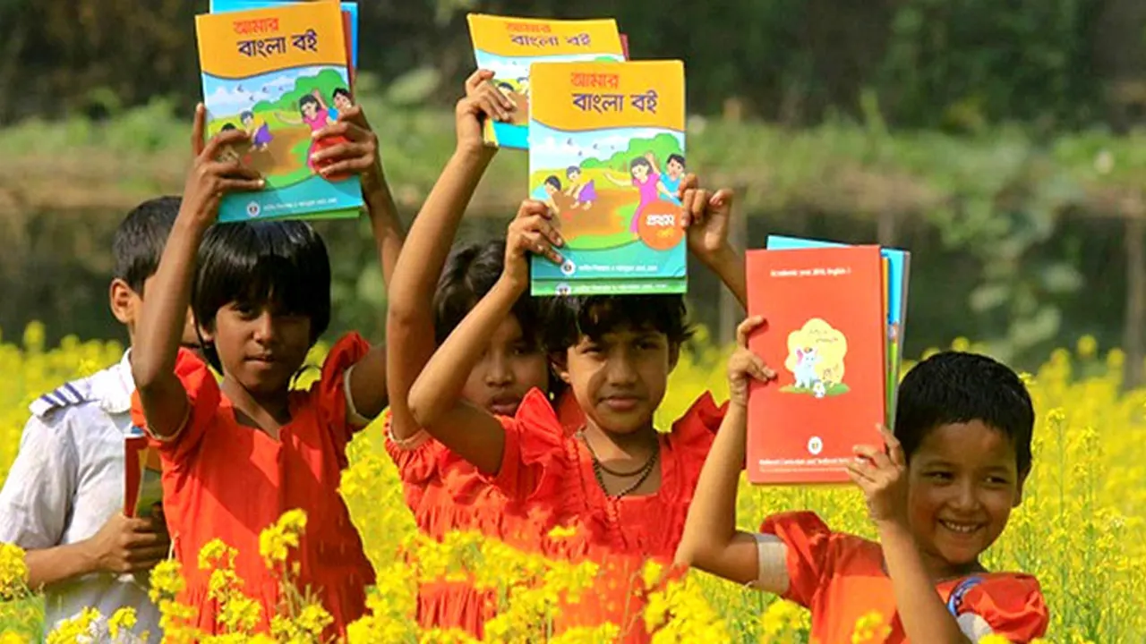 নতুন বই হাতে শিক্ষার্থীরা। ছবি : সংগৃহীত