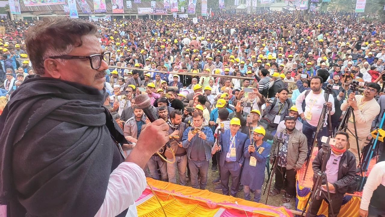 নাটোরে বিএনপি জনসভায় প্রধান অতিথির বক্তব্য রাখেন এম রুহুল কুদ্দুস তালুকদার দুলু। ছবি : কালবেলা