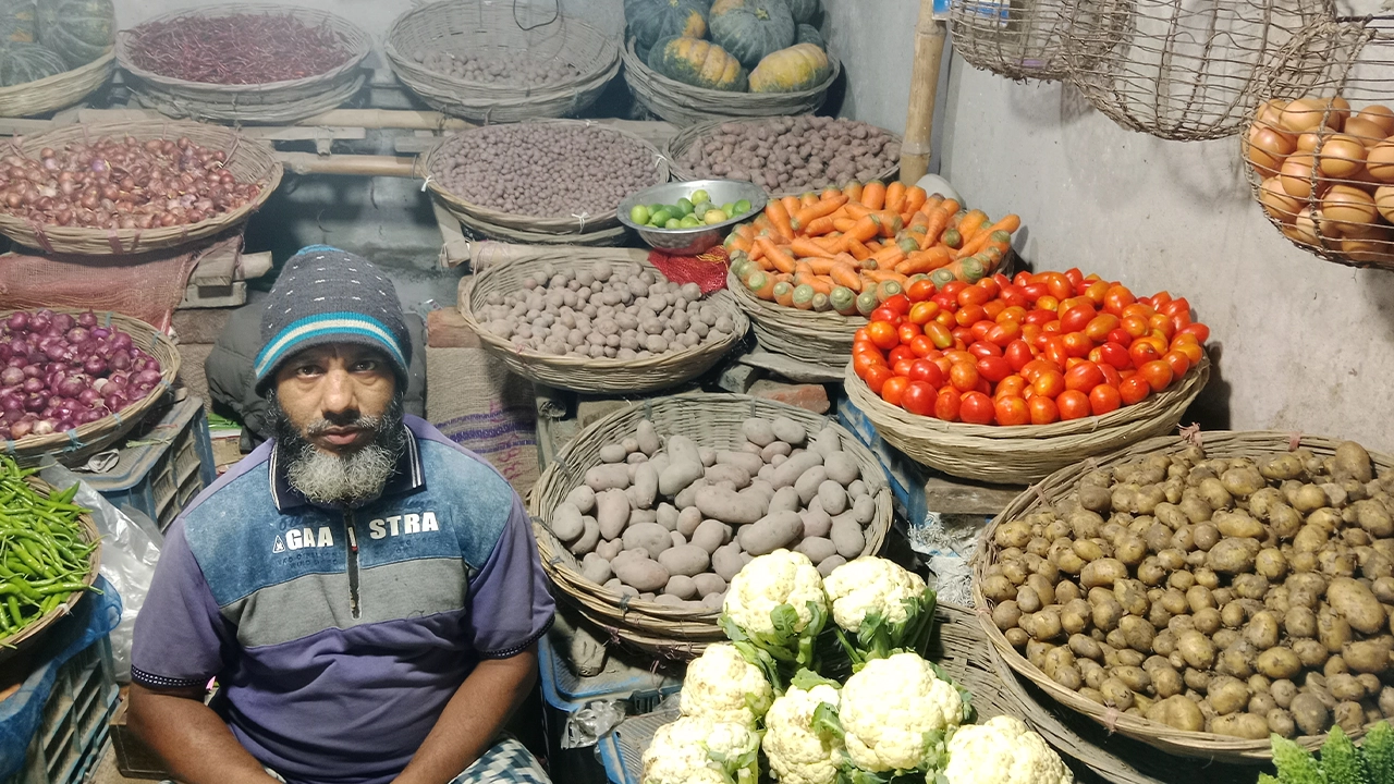 পীরগাছা বাজারের একটি সবজির দোকান। ছবি : কালবেলা