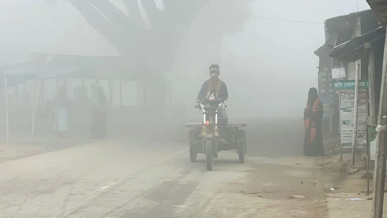 কুয়াশায় ঢেকে গেছে চারপাশ। ছবি : কালবেলা