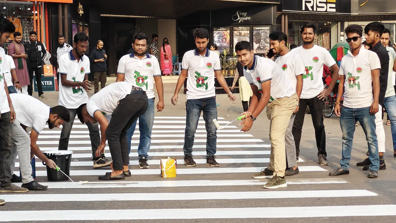 রোড ক্রসিংয়ে রং দিচ্ছে ঢাকা মহানগর পশ্চিম ছাত্রদল। ছবি : সংগৃহীত