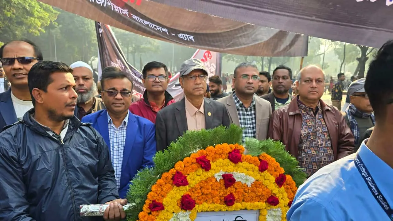 অ্যাবের সভাপতি প্রকৌশলী রিয়াজুল ইসলাম রিজুর নেতৃত্বে এই শ্রদ্ধা নিবেদন করা হয়।। ছবি : কালবেলা