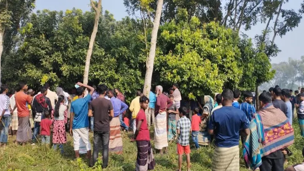 ঘটনাস্থলে উৎসুক জনতার ভিড়। ছবি : ‍সংগৃহীত