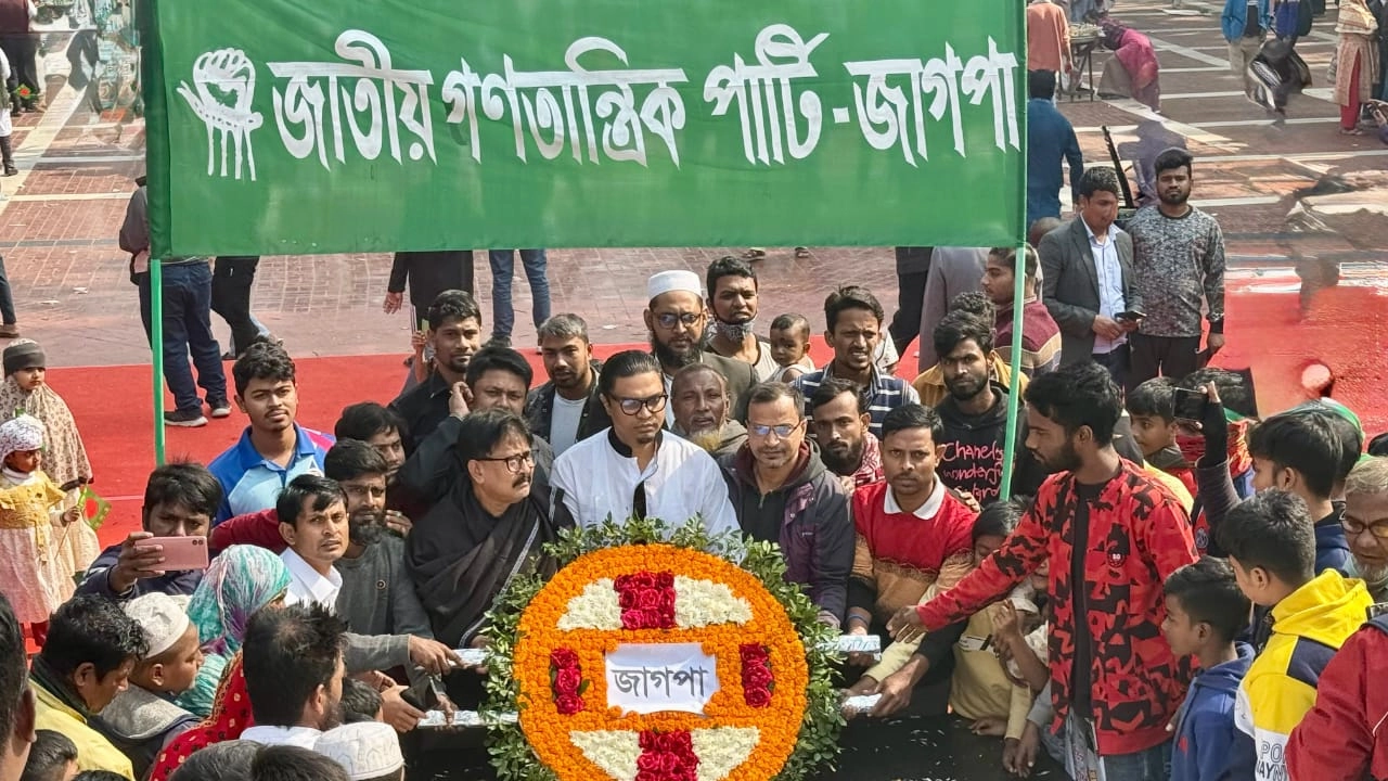 মিরপুর শহীদ বুদ্ধিজীবী কবরস্থানে জাগপার সহসভাপতি রাশেদ প্রধান ও অন্যরা। ছবি : কালবেলা