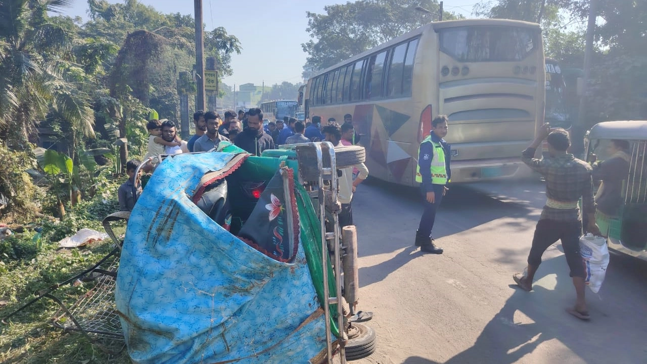 পিকআপভ্যান-অটোরিকশার সংঘর্ষে দুমড়েমুচড়ে গেছে অটোরিকশা। ছবি : কালবেলা