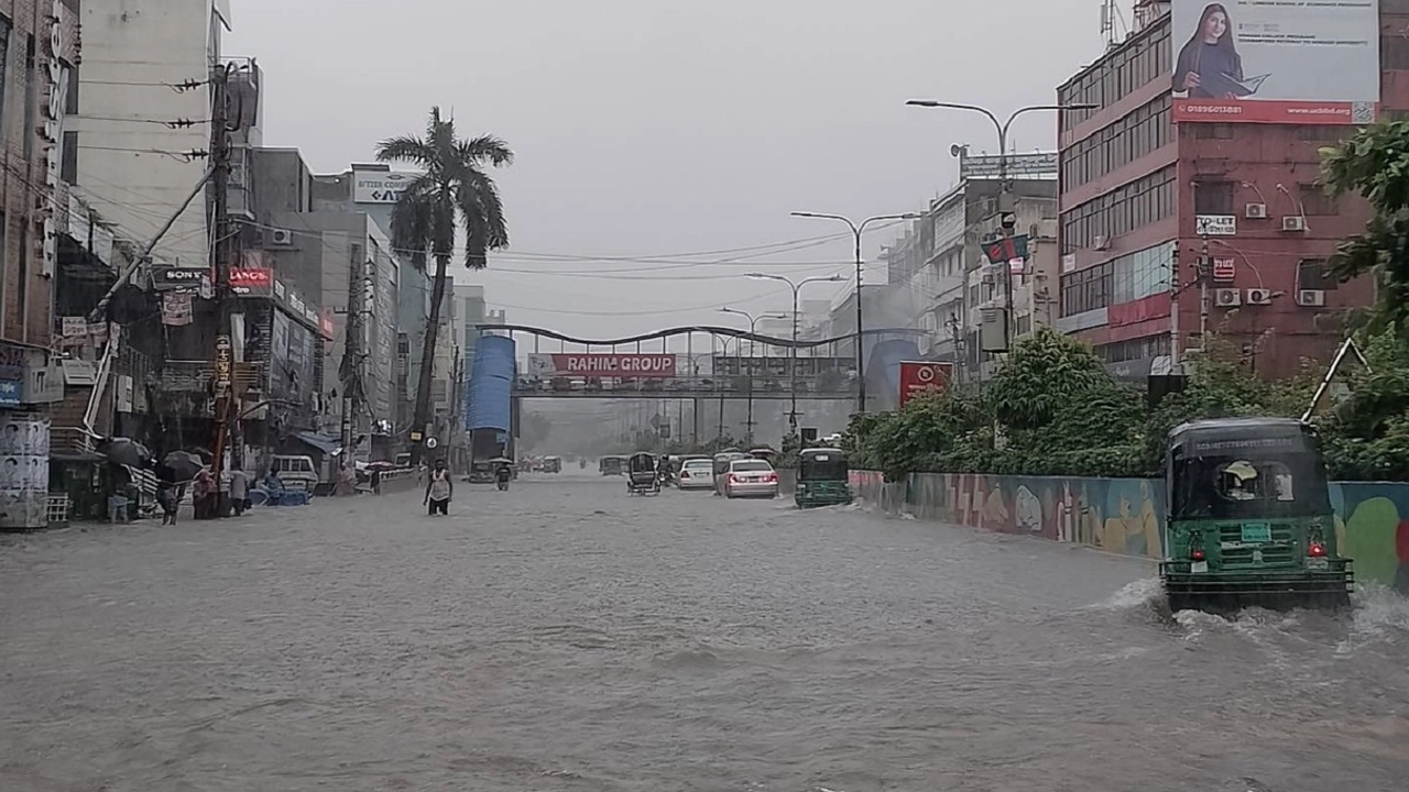 বৃষ্টিতে ডুবে গেছে রাজধানী ঢাকার রাস্তা। ছবি : সংগৃহীত