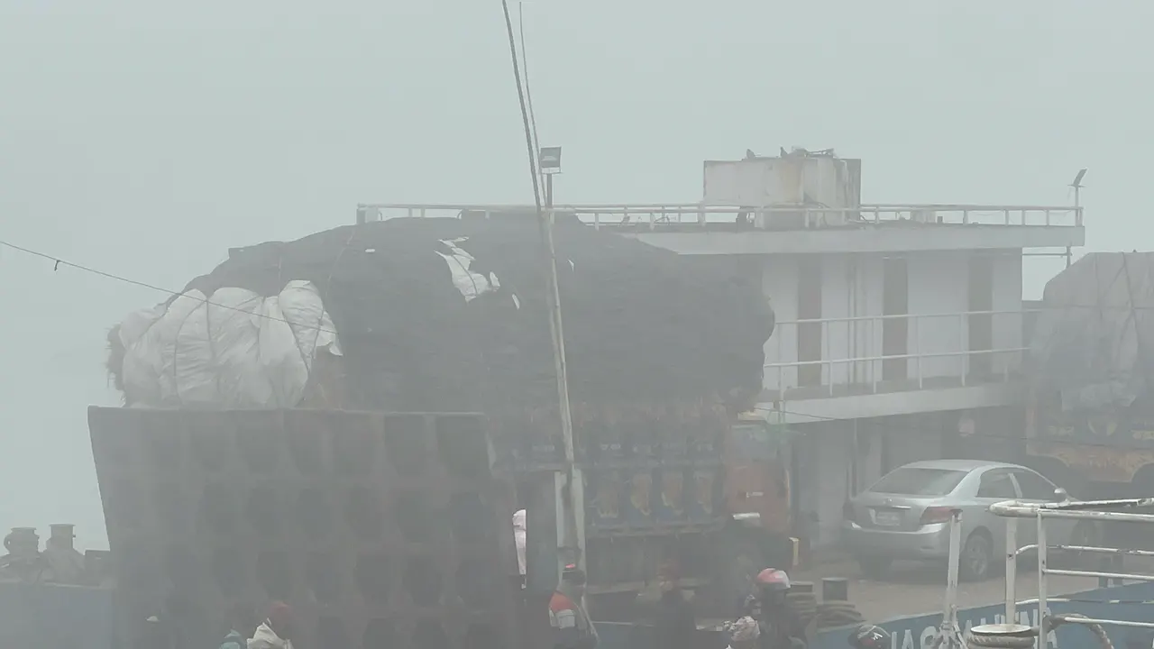 দৌলতদিয়া-পাটুরিয়া নৌরুটে ফেরি চলাচল বন্ধ। ছবি : কালবেলা