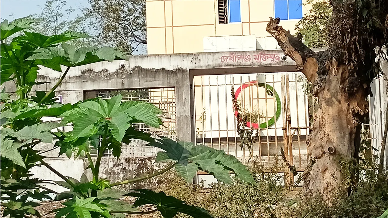 অবহেলায় মুক্তিযুদ্ধ স্মৃতিস্তম্ভ। ছবি : কালবেলা