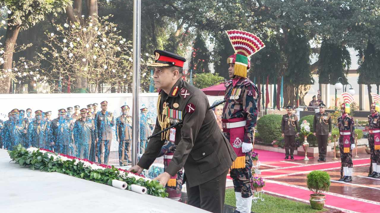 পিলখানাস্থ ‘সীমান্ত গৌরব’-এ পুষ্পস্তবক অর্পণ। ছবি : কালবেলা