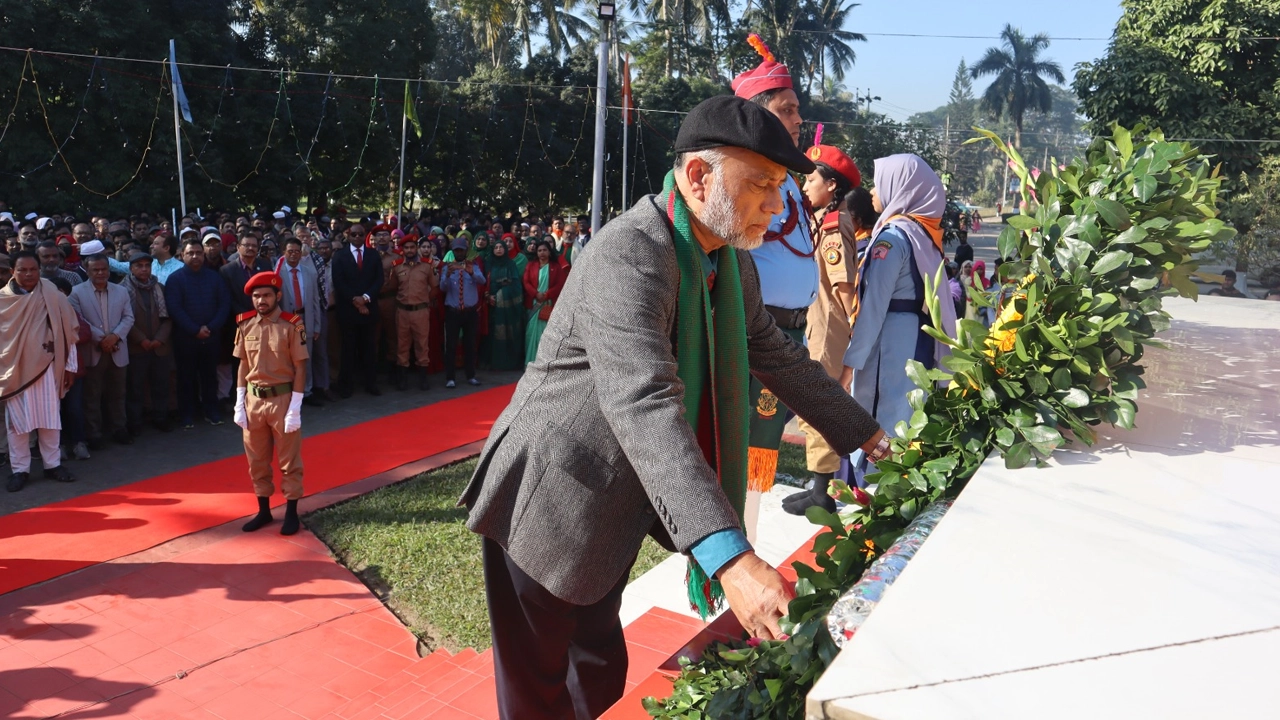 শহীদদের প্রতি শ্রদ্ধা জা‌নি‌য়ে পুষ্পস্তবক অর্পণ করেন উপাচার্য অধ্যাপক ড. এ কে ফজলুল হক ভূঁইয়া। ছবি : কালবেলা