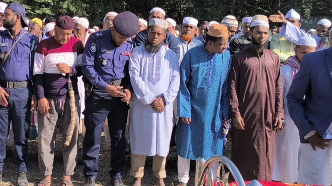 হাতকড়া নিয়েই মায়ের জানাজায় অংশ নেন যুবলীগ নেতা মোতালেব। ছবি : কালবেলা