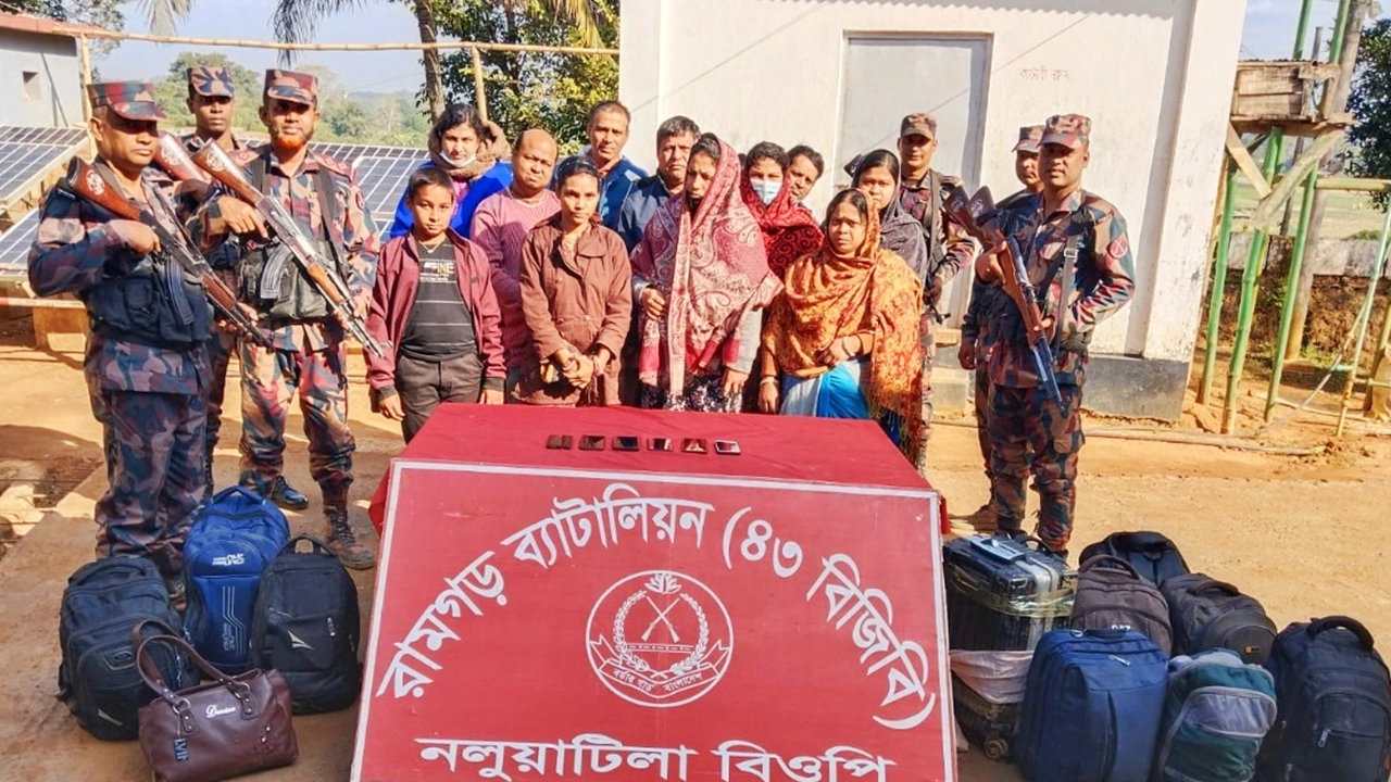 ভারতে অনুপ্রবেশকালে বিজিবির হাতে আটকরা। ছবি : কালবেলা