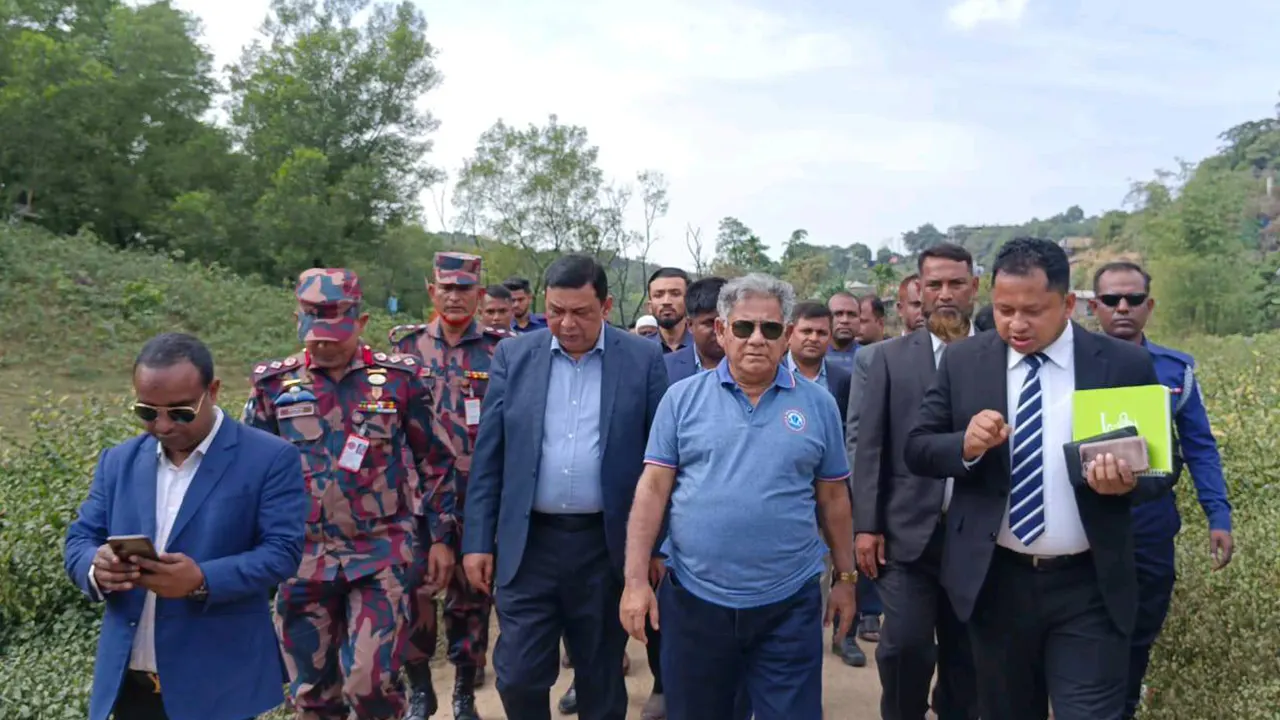 সিলেটের তামাবিল স্থলবন্দর পরিদর্শনে নৌপরিবহন মন্ত্রণালয়ের উপদেষ্টা ব্রিগেডিয়ার জেনারেল (অব.) ড. এম সাখাওয়াত হোসেন। ছবি : কালবেলা