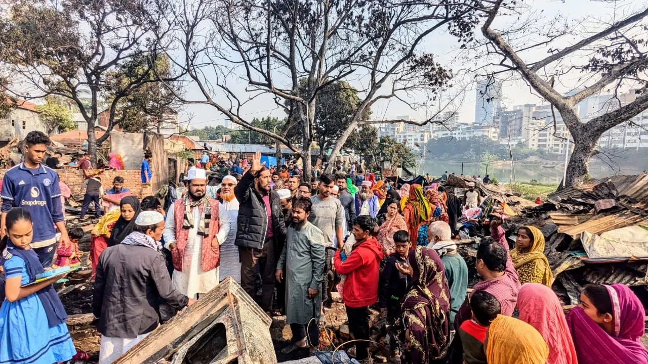 কড়াইল বস্তিতে অগ্নিকাণ্ডে ক্ষতিগ্রস্ত এলাকা পরিদর্শনকালে সেলিম উদ্দিন। ছবি : কালবেলা