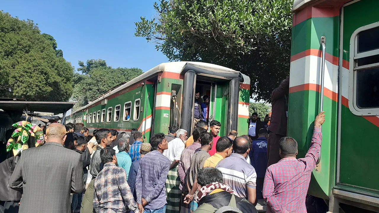 নাটোরের নলডাঙ্গায় কুড়িগ্রাম এক্সপ্রেস ট্রেনের বগি বিচ্ছিন্ন। ছবি : কালবেলা