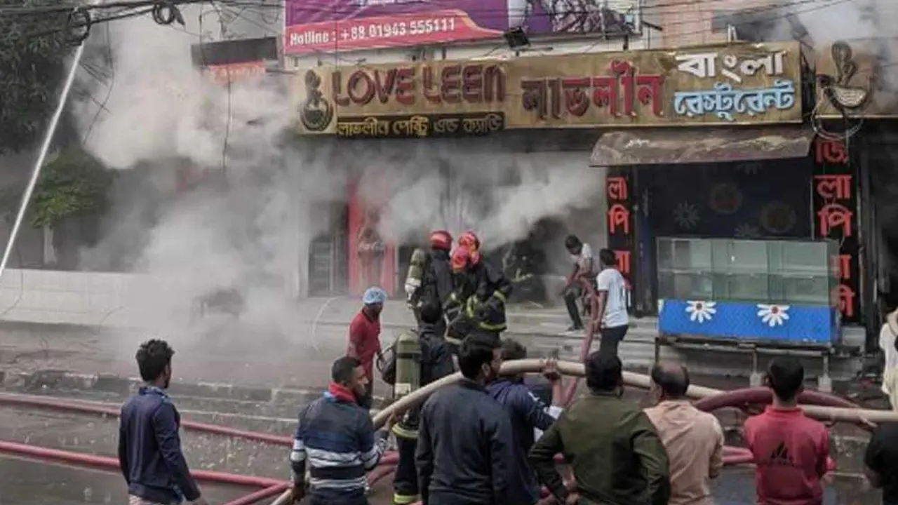 রাজধানীর উত্তরার ১২ নম্বর সেক্টরে রেস্টুরেন্টে লাগা আগুন নেভানোর চেষ্টা। ছবি : সংগৃহীত