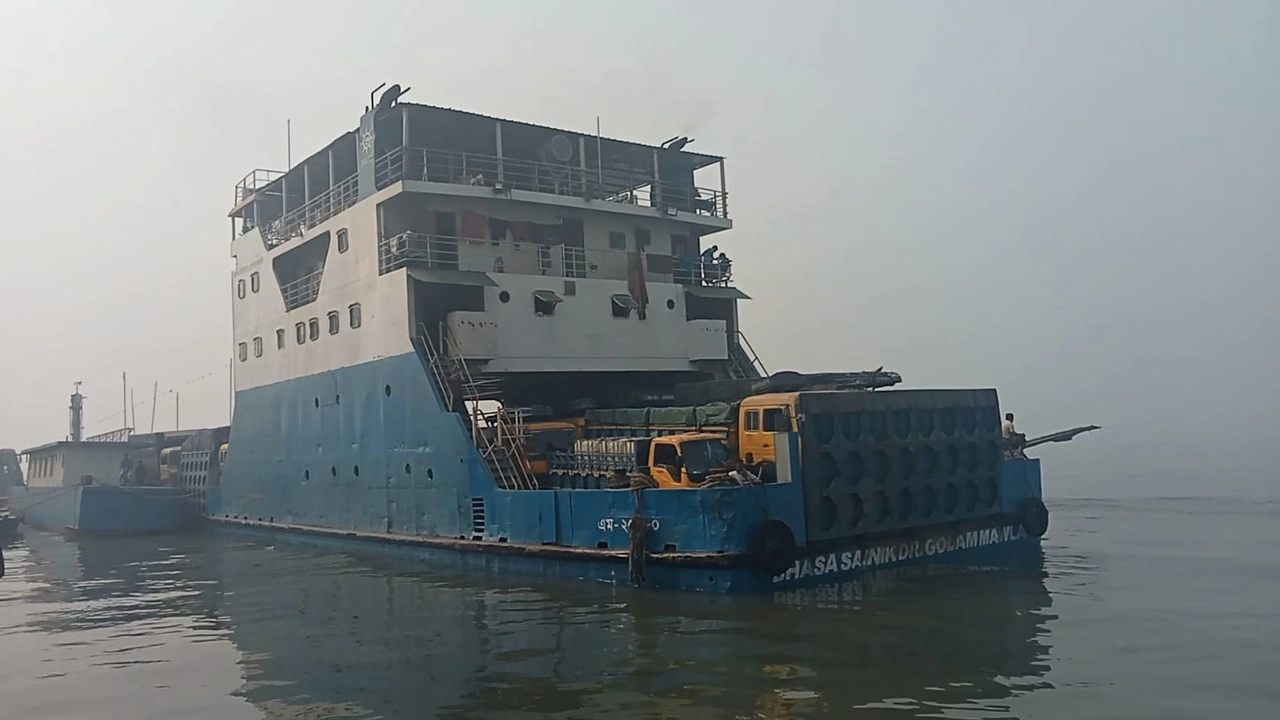 ঘন কুয়াশার কারণে শরীয়তপুর-চাঁদপুর নৌরুটে ফেরি চলাচল বন্ধ রয়েছে। ছবি : সংগৃহীত