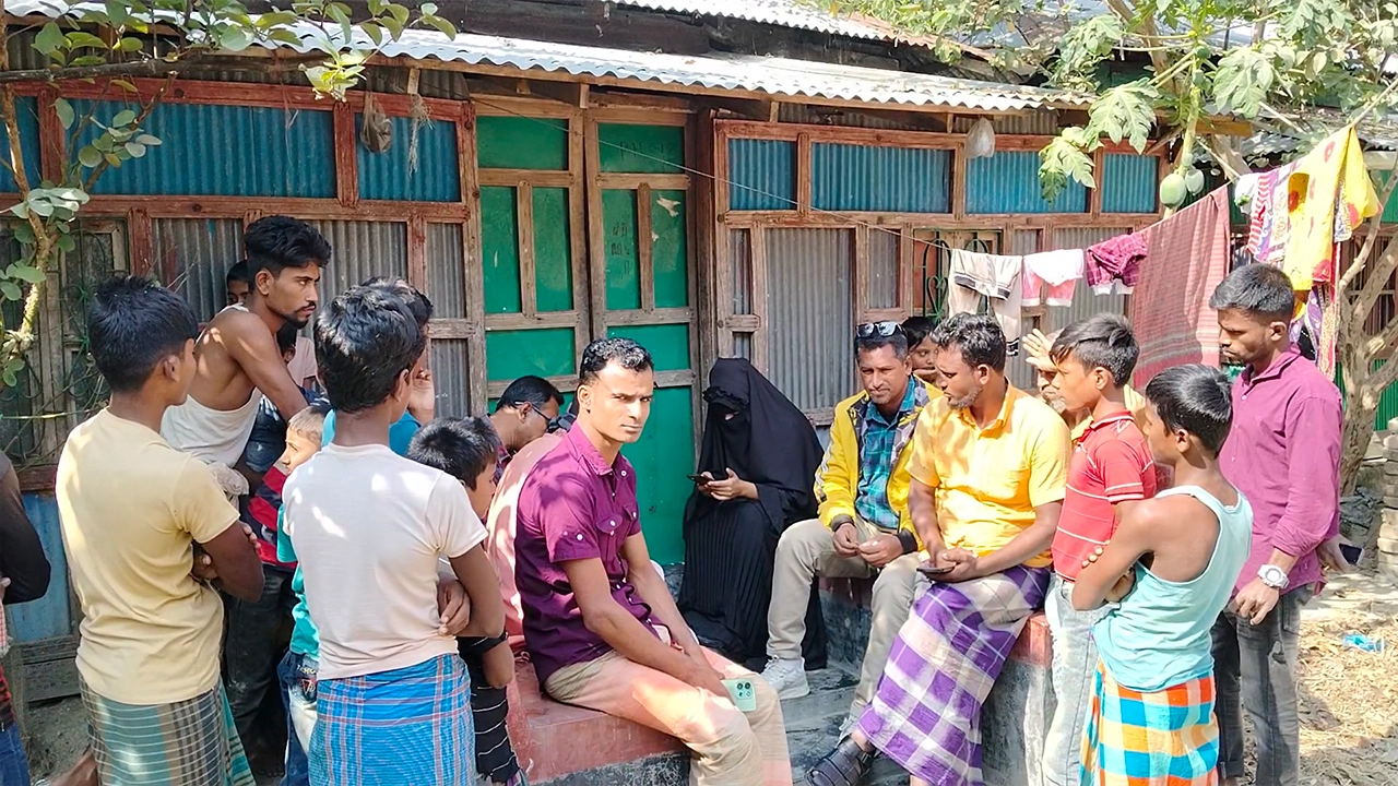 প্রেমিকের বাড়িতে নারীর অনশন। ছবি : কালবেলা