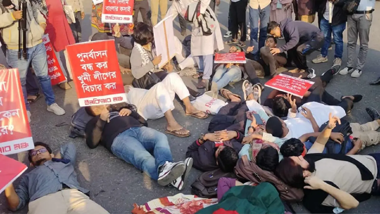 ৭ দিনের মধ্যে দাবি বাস্তবায়ন না হলে সচিবালয় ঘেরাওয়ের হুঁশিয়ারি দিয়ে কাকরাইল মসজিদের সামনের গোলচত্বর এলাকার সড়ক ছাড়েন আন্দোলনকারীরা। ছবি : সংগৃহীত