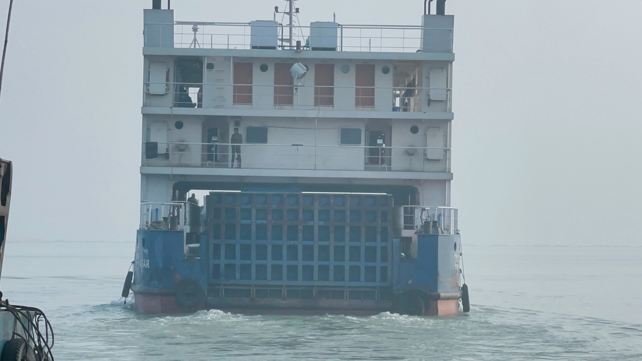 ঘন কুয়াশায় ৭ ঘণ্টা বন্ধ থাকার পর ফেরি চলাচল শুরু