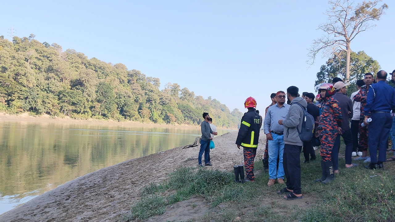 নিখোঁজদের উদ্ধারে কাজ করছে ফায়ার সার্ভিস। ছবি : কালবেলা