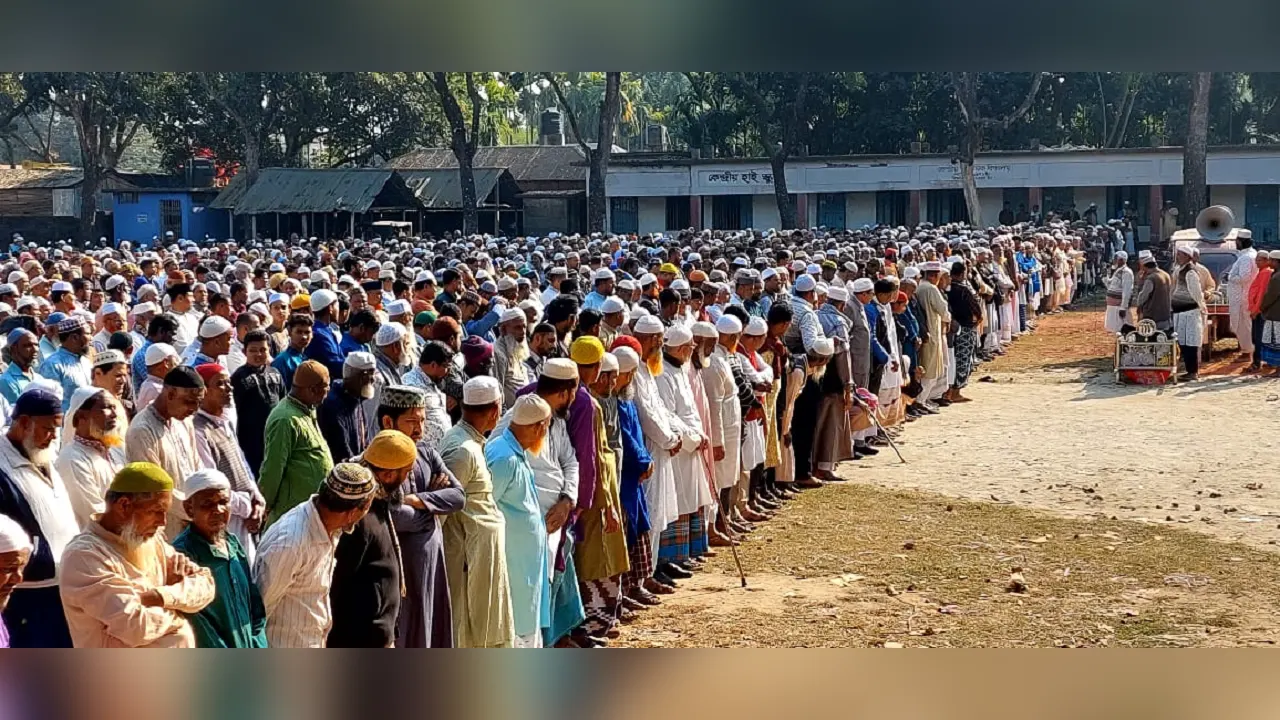 রাণীশংকৈল পৌর জামায়াতে ইসলামীর সেক্রেটারি মোকাররম হোসেনের বাবা আলহাজ মাখলুকার রহমানের (১০৩) জানাজা সম্পন্ন হয়েছে। ছবি : কালবেলা