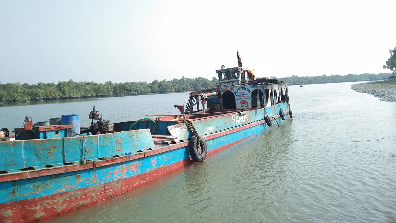 কার্গো জাহাজে ড্রেজার মেশিন বসিয়ে অবৈধ বালু উত্তোলন করা হচ্ছে। ছবি : কালবেলা