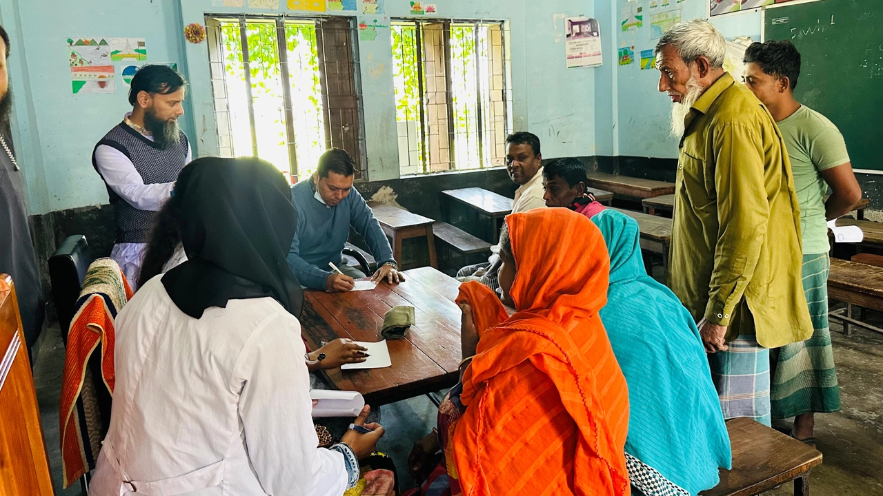 এক টাকায় স্বাস্থ্যসেবা নিচ্ছেন বিভিন্ন বয়সী রোগীরা। ছবি : কালবেলা