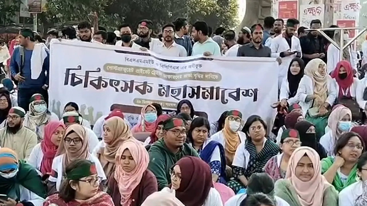 শাহবাগ মোড় অবরোধ করে আন্দোলন করা ইন্টার্ন চিকিৎসকরা আন্দোলন স্থগিত করেছেন। ছবি : সংগৃহীত