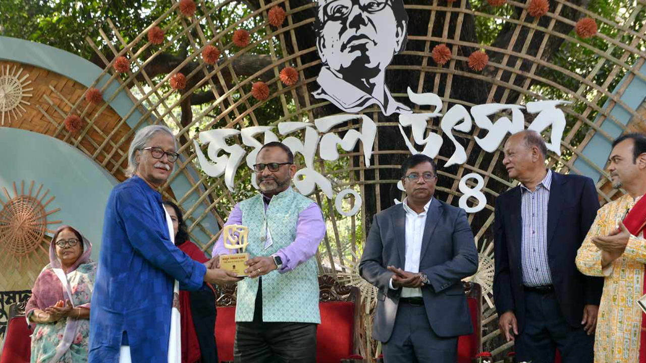 ‘জয়নুল সম্মাননা’ পদক পেলেন শিল্পী মিজানুর রহিম এবং ড. রফিকুল আলম