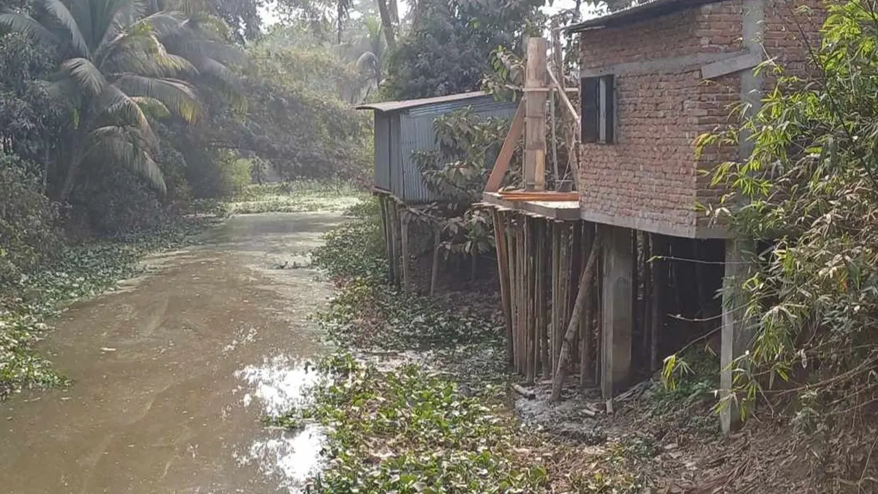 রায়পুর-চাঁদপুর আঞ্চলিক মহাসড়কের বোয়ার্ডার বাজারে সরকারি খাল দখল করে পাকা ভবন নির্মাণের চিত্র। ছবি : কালবেলা