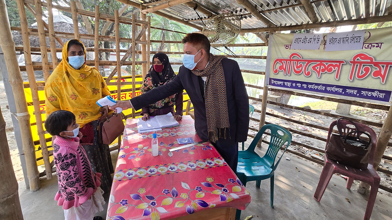 সাতক্ষীরার ভোমরা স্থলবন্দরে স্থাপিত মেডিকেল ক্যাম্প। ছবি : কালবেলা  