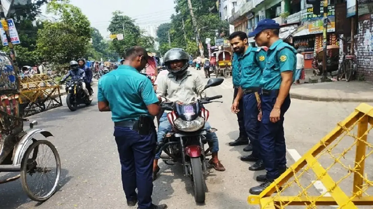 ট্রাফিক আইন লঙ্ঘনে ডিএমপির মামলা। পুরোনো ছবি