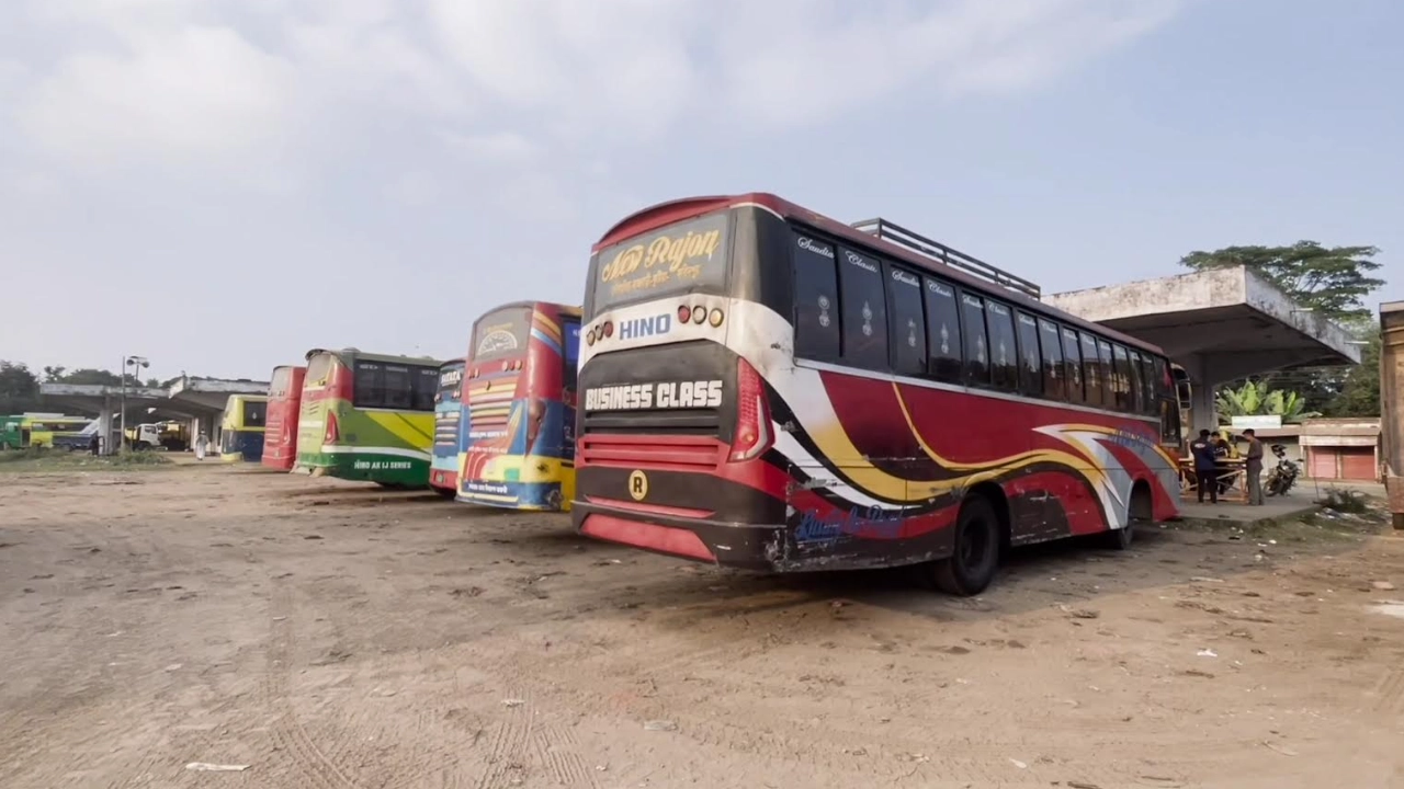 শ্রমিক‌দের দ্বন্দ্বের জে‌রে রাজবাড়ী-কুষ্টিয়া আঞ্চলিক মহাসড়কে বাস চলাচল বন্ধ। ছবি : কালবেলা