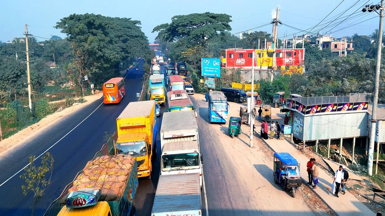 ঢাকা-চট্টগ্রাম মহাসড়কে ১৩ কিমি যানজট