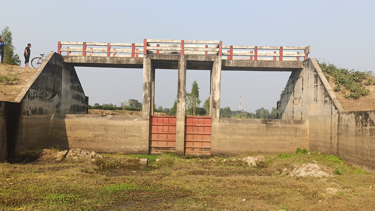 ঠাকুরগাঁওয়ের বালিয়াডাঙ্গীর নহনা খালের ওপর নির্মিত স্লুইস গেট। ছবি : কালবেলা