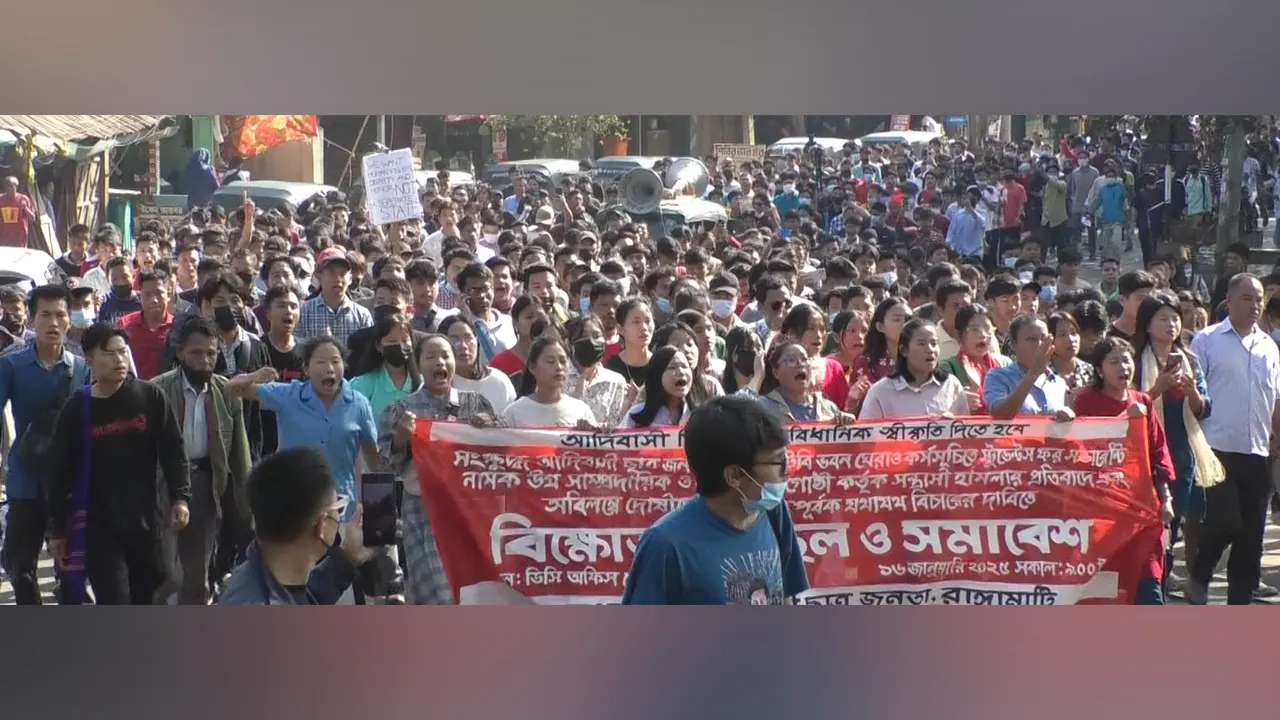 ঢাকায় ‘সংক্ষুব্ধ আদিবাসী ছাত্র-জনতা’র ওপর হামলার প্রতিবাদে রাঙামাটিতে বিক্ষোভ মিছিল ও সমাবেশ। ছবি : কালবেলা