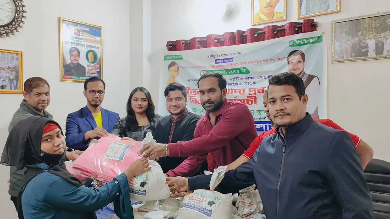 রাজধানীর মিরপুরে মানুষের মাঝে শীতবস্ত্র ও খাদ্যসামগ্রী বিতরণ করে ন্যাশনাল যুব পার্টি। ছবি : কালবেলা