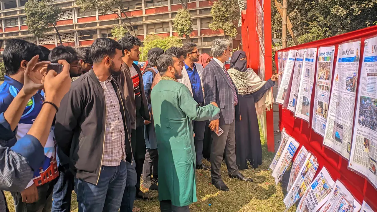 ‘জুলাই অভ্যুত্থান’ নিয়ে তরুণ লেখক ফোরামের চিত্র প্রদর্শনী। ছবি : কালবেলা