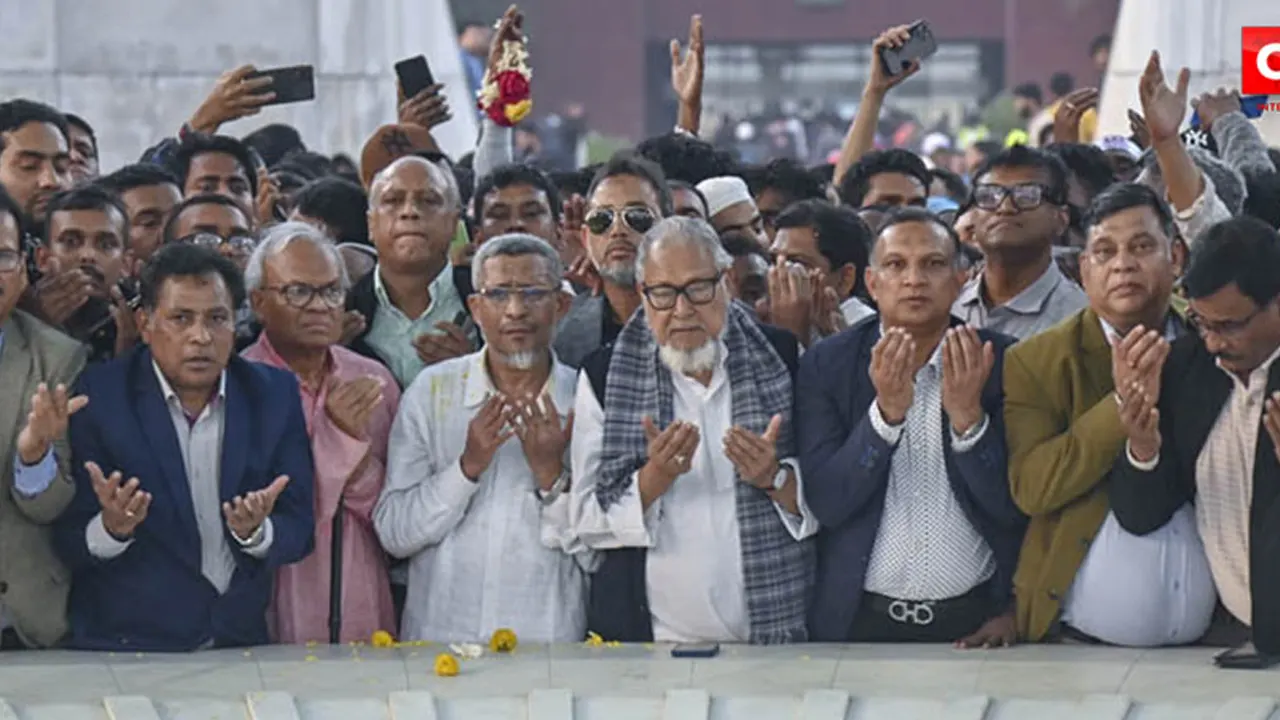 জিয়াউর রহমানের কবর জিয়ারত ও শ্রদ্ধা জানান লুৎফুজ্জামান বাবর। ছবি : সংগৃহীত