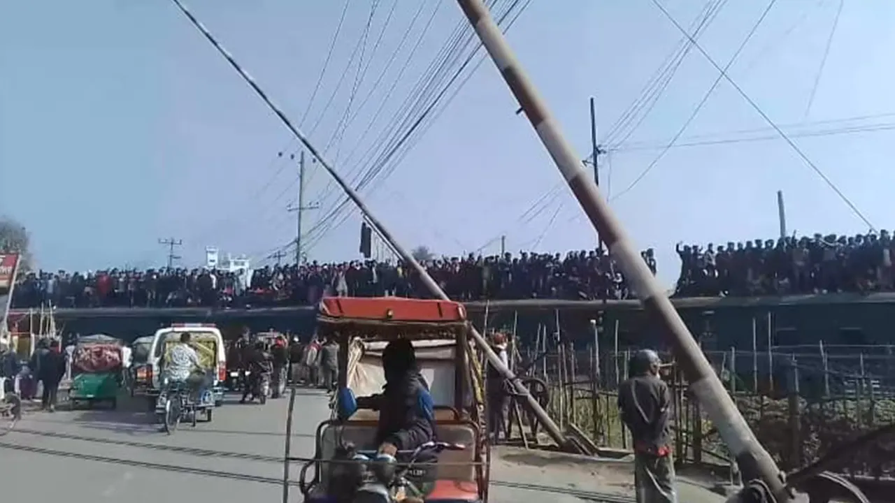 শাটল কোচে করে মাহফিলে ধর্মপ্রাণ মুসুল্লিরা। ছবি : কালবেলা