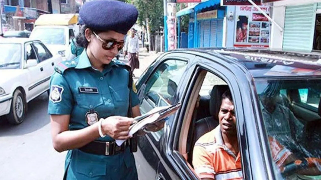 ট্রাফিক আইন লঙ্ঘনকারীদের বিরুদ্ধে অভিযান পরিচালনা। পুরোনো ছবি