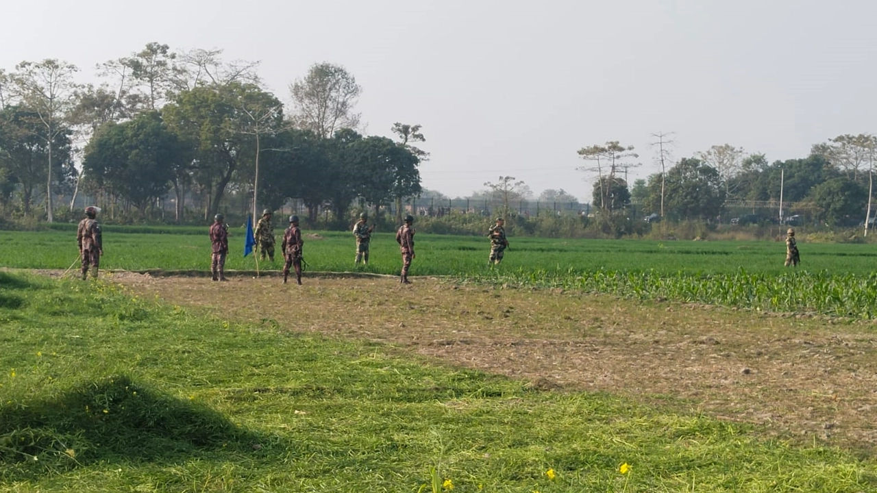 ভারত-বাংলাদেশের নাগরিকদের মধ্যে ধাওয়া-পাল্টাধাওয়ার ঘটনাকে কেন্দ্র করে দুদেশের সীমান্তরক্ষী বাহিনীর সতর্ক অবস্থান। ছবি : কালবেলা