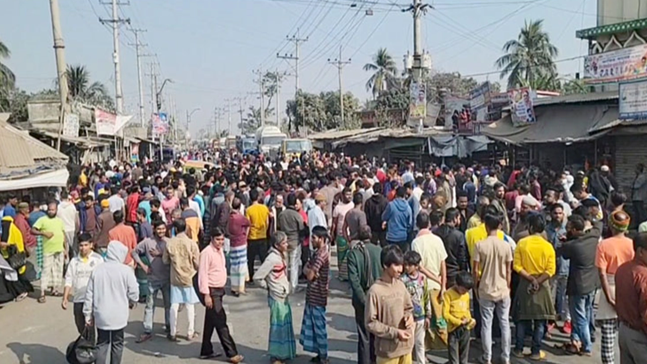 নারায়ণগঞ্জে ট্রাকচাপায় চালক নিহতের ঘটনায় সড়ক অবরোধ করে বিক্ষোভ। ছবি : কালবেলা