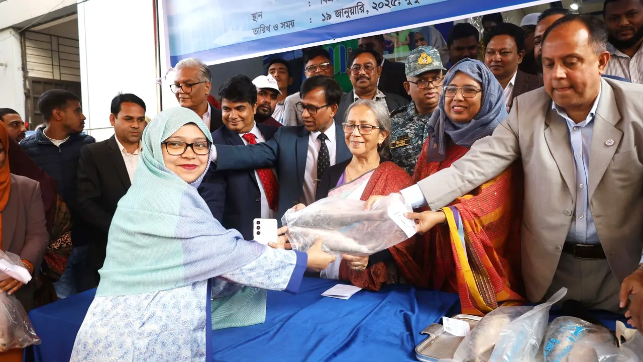 ইলিশ বিক্রয় কার্যক্রম উদ্বোধন অনুষ্ঠানে মৎস্য ও প্রাণিসম্পদ উপদেষ্টা ফরিদা আখতারসহ অন্যরা। ছবি : সংগৃহীত