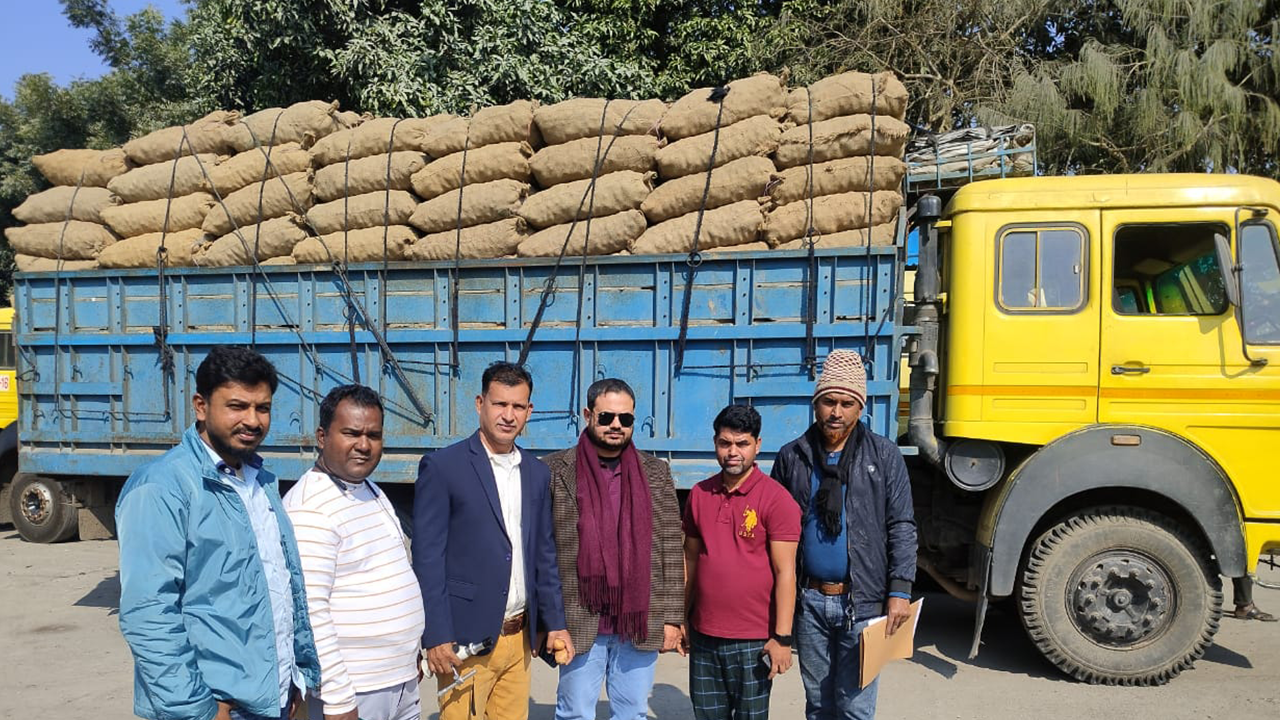 বাংলাবান্ধা স্থলবন্দর দিয়ে রপ্তানি হচ্ছে আলু। ছবি : কালবেলা